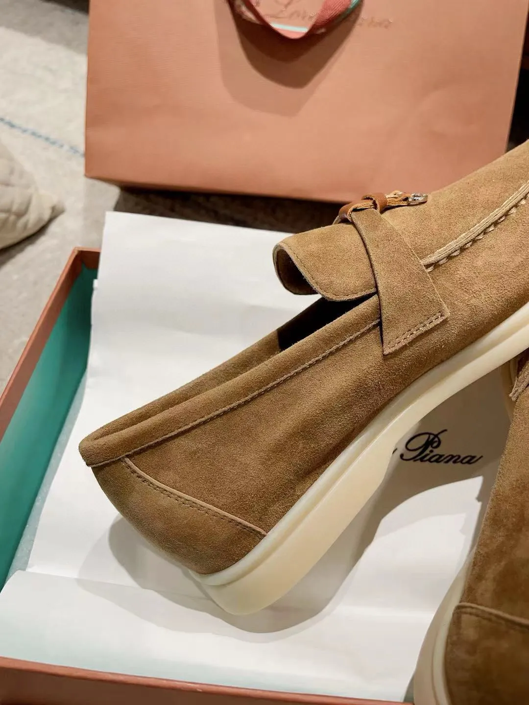 Factory price: 520💰4050 new color. Original purchase, 1⃣️: 1⃣️ folded and developed, Loro Piana professional model to try on feet, quality purchase level, flash sale of common products on the market, welcome to compare, original packaging. Fabric: Imported from Italy🐑High mercerized shearling, Lining: Hand-sewn mark thread in water-dyed cowhide imported from Italy🧵, high-end and elegant. Comfortable on the feet. Size: Women's 35-42 (41, 42) customized, non-returnable, men's 38-45 (46, 47, 48) customized, non-refundable. Fashionable boutiques that you can’t miss, a must-have item